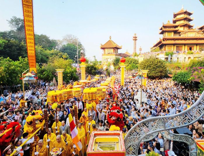 Hàng vạn người dân đến dự lễ hội Quán Thế Âm Ngũ Hành Sơn 2026. Ảnh: NGỌC HÀ