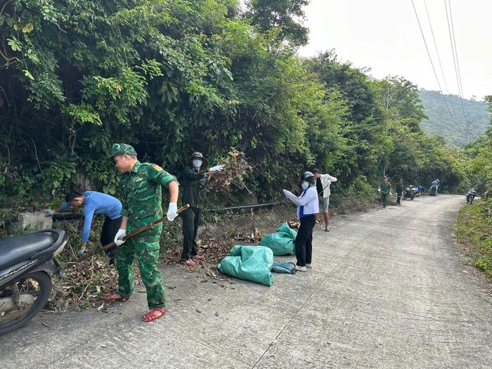 Khoảng 2 tấn thực bì được phát dọn trong sáng 14/4. Ảnh: H.S