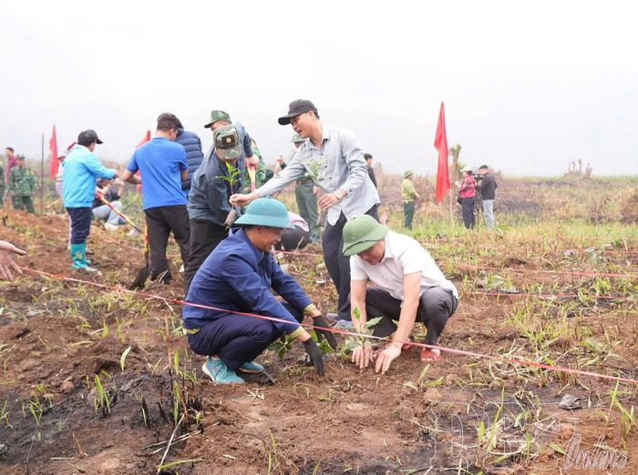 Xã Mường Nhà ra quân trồng mắc ca, cà phê, góp phần tạo việc làm, thu nhập cho người dân.