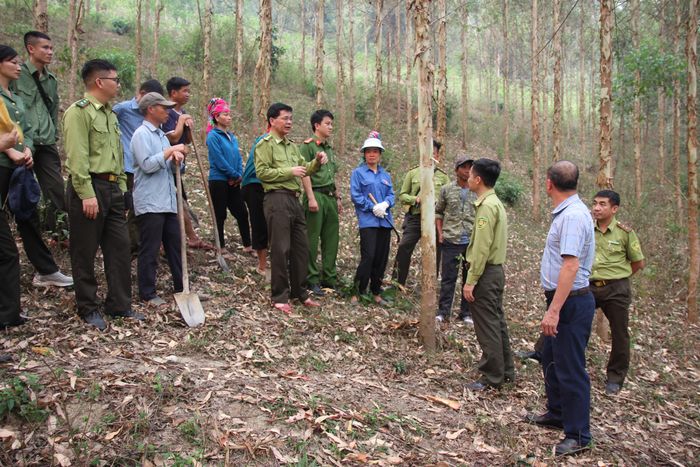Đoàn kiểm tra liên ngành kiểm tra công tác PCCCR tại xã Mường Nhà.