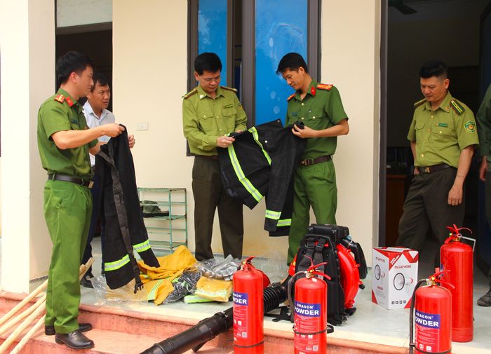Đoàn kiểm tra liên ngành kiểm tra công tác chuẩn bị phương tiện, công cụ chữa cháy tại Trạm Quản lý Bảo vệ rừng thuộc Ban Quản lý rừng phòng hộ, đặc dụng.