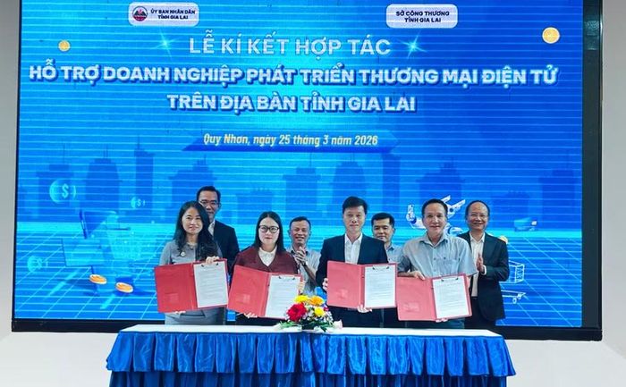  Các sàn thương mại điện tử lớn, các doanh nghiệp chuyển đổi số ký kết hợp tác với các doanh nghiệp, hợp tác xã tiêu biểu của tỉnh. Ảnh: H.Y 