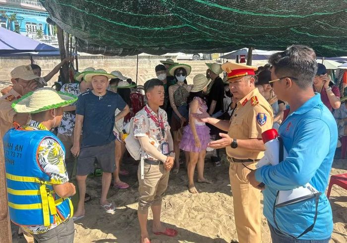 Cảnh sát giao thông kiểm tra, nhắc nhở lái tàu lẫn hành khách tuân thủ các quy định an toàn trước khi xuất bến. Ảnh: K.A