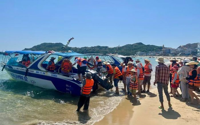 Du khách du lịch Kỳ Co xuất bến tại bãi Nồm (thôn Lý Hòa, phường Quy Nhơn Đông) tuân thủ nghiêm quy định an toàn. Ảnh: K.A