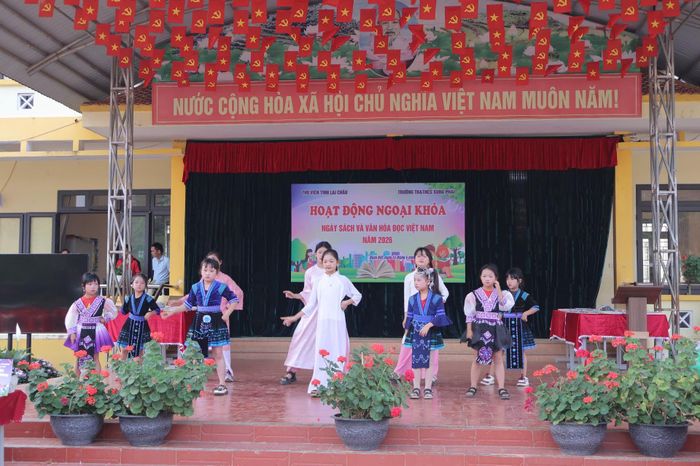 Văn nghệ chào mừng.