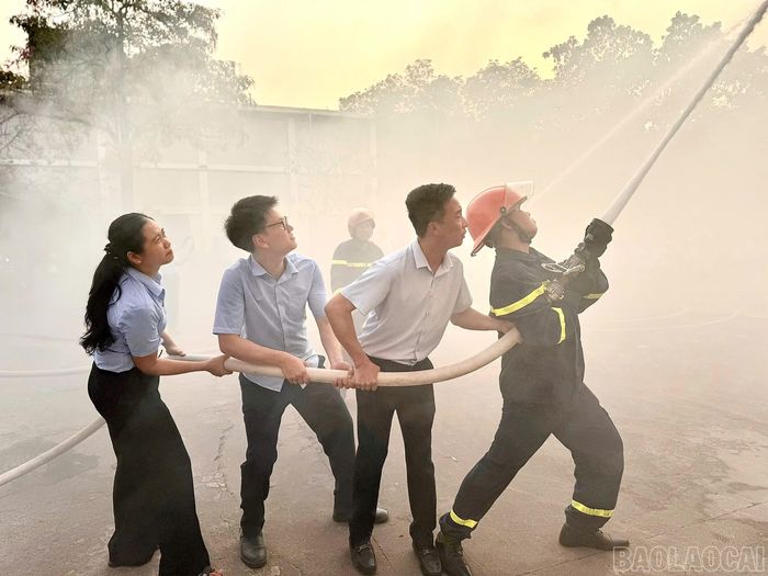 Học sinh được hướng dẫn sử dụng bình chữa cháy dập tắt hỏa hoạn.