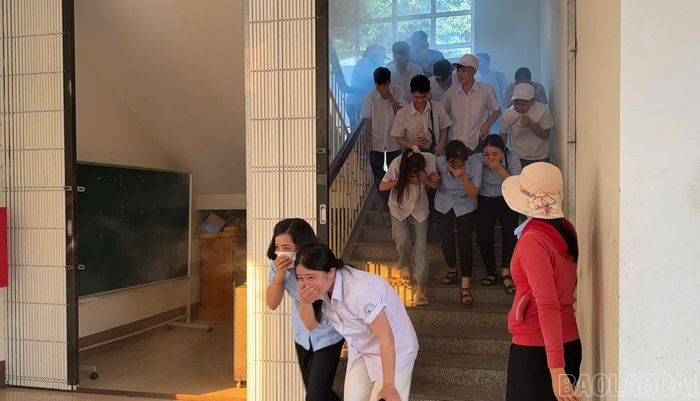 Giáo viên và học sinh thực tập phương án chữa cháy tại khu lớp học.