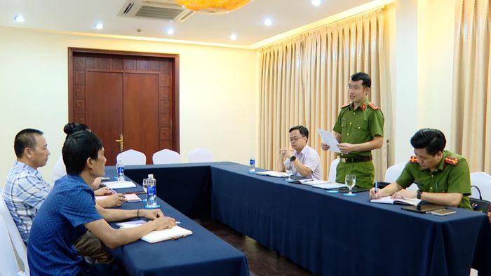 Trao đổi, hướng dẫn cơ sở lưu trú khắc phục những tồn tại trong công tác PCCC và CNCH - Ảnh: K.H