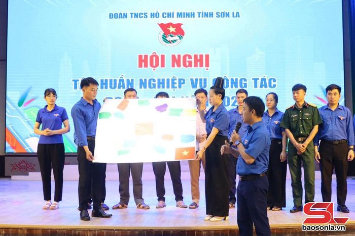 Cán bộ Đoàn thực hành kỹ năng tuyên truyền, vận động.