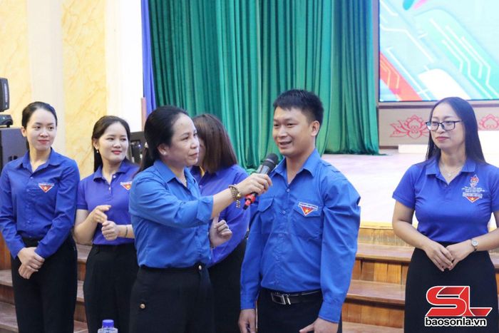 Các cán bộ đoàn giải quyết tình huống do chuyên gia tâm lý giáo dục đưa ra.