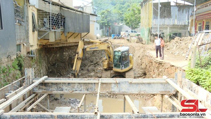 Thi công Dự án thoát lũ khu vực Chiềng Sinh về trung tâm Thành phố (nay là phường Tô Hiệu).