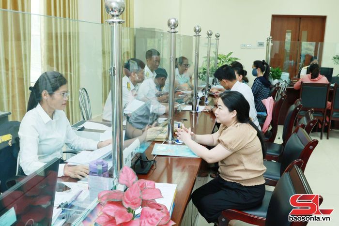 Công chức Thuế hướng dẫn hộ kinh doanh chuyển đổi từ thuế khoán sang kê khai thuế.