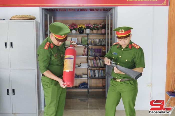 Cán bộ Công an phường Chiềng Cơi kiểm tra trang thiết bị phòng cháy, chữa cháy tại bản Mé Ban.