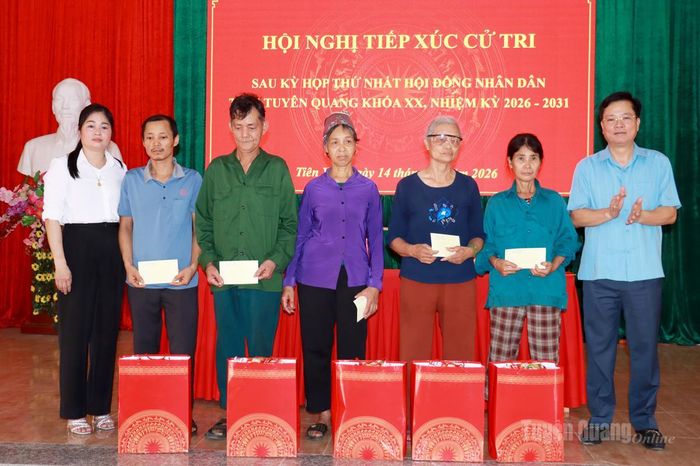 Tổ đại biểu số 5 HĐND tỉnh tặng quà gia đình chính sách của xã Tiên Yên.