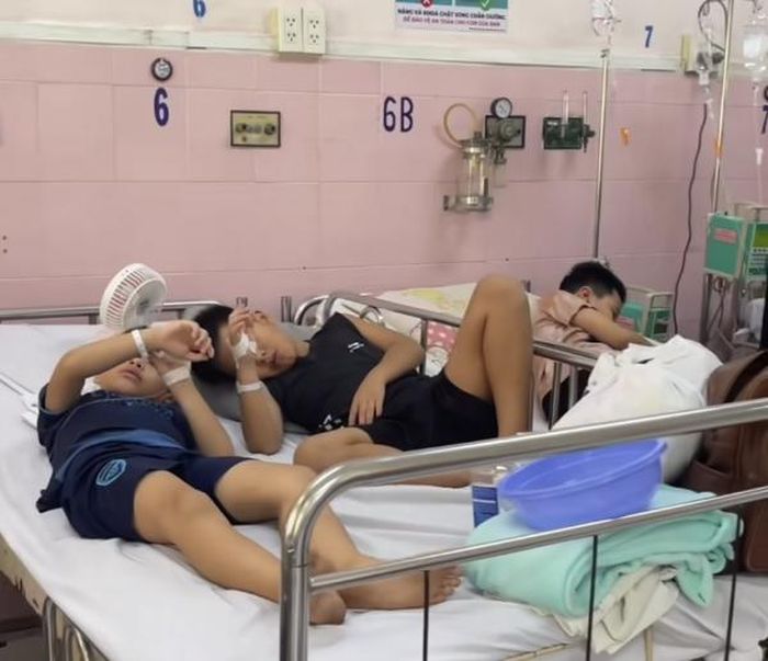 Học sinh Trường Tiểu học Bình Quới Tây bị ngộ độc thực phẩm điều trị tại bệnh viện.