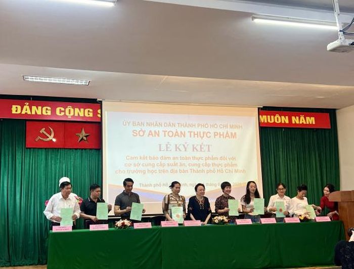Sở ATTP và một số công ty cung cấp suất ăn, thực phẩm cho trường học trên địa bàn TP Hồ Chí Minh ký cam kết.