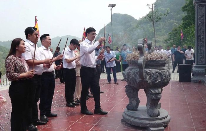Đại biểu và nhân dân dâng hương tại Đền thờ Tô Thị Hoạn.