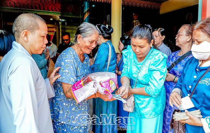 Những món quà tuy nhỏ nhưng chứa đựng nghĩa tình lớn, thể hiện tinh thần tương thân tương ái và quyết tâm “không để ai bị bỏ lại phía sau”.