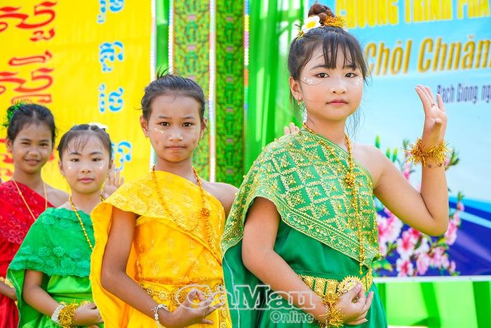 Các em nhỏ trong trang phục truyền thống vui múa đón chào năm mới.