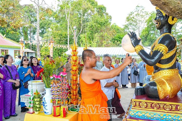 Bên cạnh các nghi thức đón năm mới, nhiều nghi thức tôn giáo đặc sắc được tổ chức tại các chùa Khmer trong dịp tết cổ truyền Chôl Chnăm Thmây năm 2026.