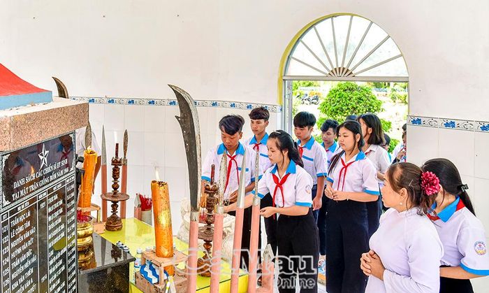Các em học sinh dâng hương tưởng niệm 137 chiến sĩ đã anh dũng hy sinh trong trận Giồng Bốm năm 1946.