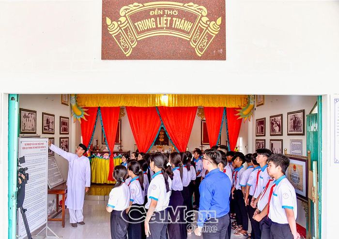 Các trường trong xã Phong Thạnh thường xuyên tổ chức cho học sinh về nguồn tại di tích, tìm hiểu cuộc đấu tranh yêu nước của tín đồ Cao Đài Minh Chơn Đạo trong trận Giồng Bốm.