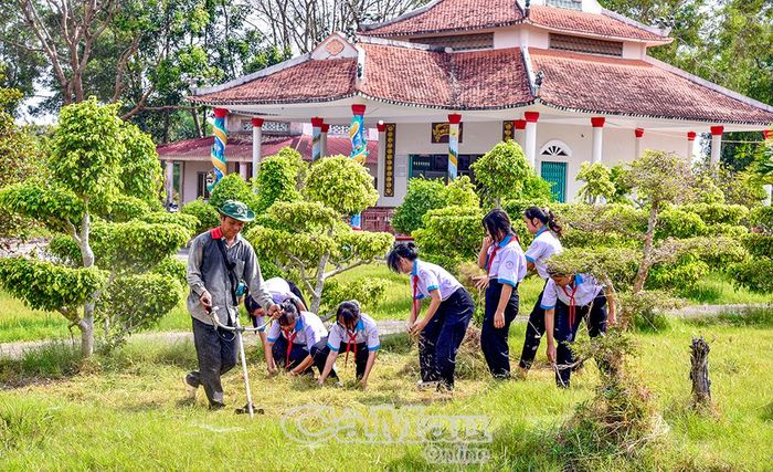 Học sinh Trường THCS Phong Thạnh Tây (xã Phong Thạnh) tham gia vệ sinh môi trường, góp phần giữ gìn cảnh quan khu di tích.