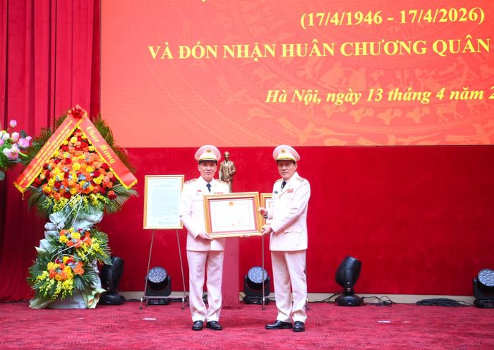 Thừa ủy quyền của Chủ tịch nước, Bộ trưởng Lương Tam Quang trao Huân chương Bảo vệ Tổ quốc hạng Ba tặng Trung tướng Phạm Trường Giang, Cục trưởng Cục Kế hoạch và Tài chính