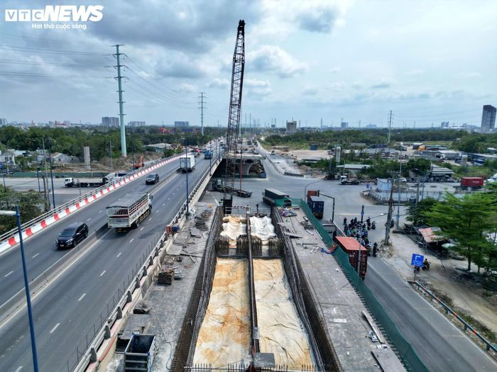 Dù không khí thi công trên công trường khá nhộn nhịp với việc huy động tối đa nhân lực, thiết bị, nhưng thực tế cho thấy dự án vẫn đối mặt với nguy cơ chậm tiến độ. Nhiều khu vực còn dang dở, chưa đồng bộ. 