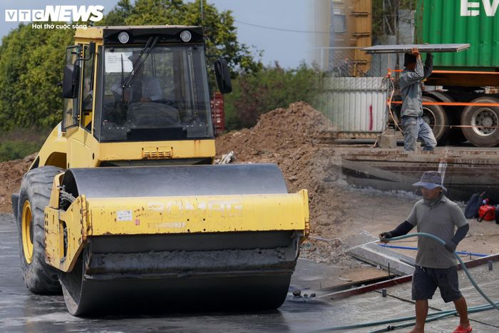 Một hạng mục quan trọng khác là cầu Kỳ Hà 4 cũng đã được triển khai, góp phần hoàn thiện cấu trúc nút giao 4 tầng theo thiết kế.