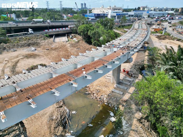 Tại hạng mục cầu vượt trên đường Vành đai 2 (nhánh phải), kết cấu chính đang dần hình thành.