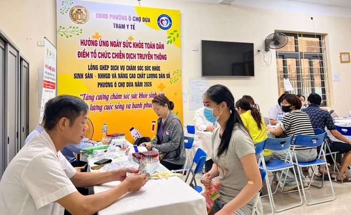Người dân phường Ô Chợ Dừa khám, tư vấn sức khỏe sinh sản tại Trạm Y tế phường. Ảnh: P.V