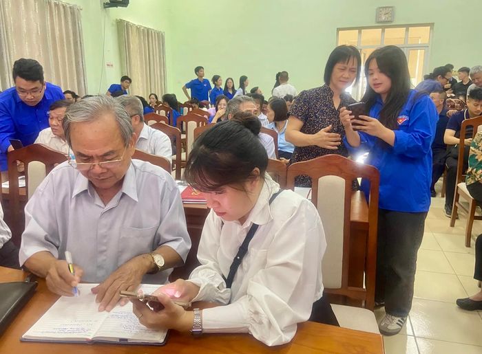 Lực lượng đoàn viên thanh niên hỗ trợ phổ cập kỹ năng số cho các cán bộ thôn trên địa bàn. Ảnh: Hoàng Quyết