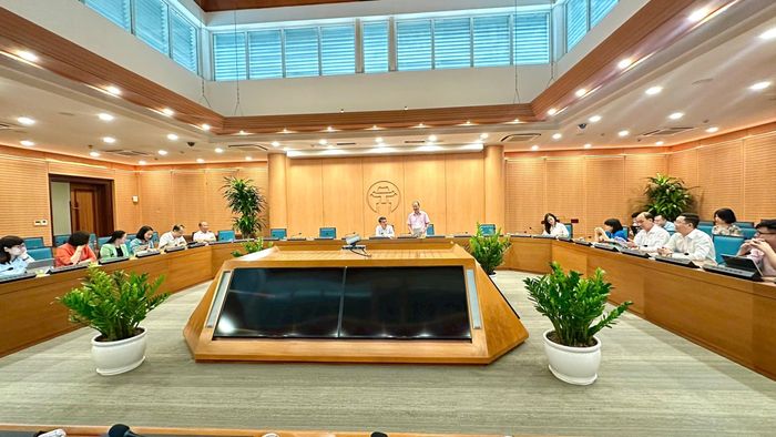 Ủy viên Ban Thường vụ Thành ủy, Phó Chủ tịch UBND thành phố Hà Nội, Trưởng Ban đại diện Hội đồng quản trị Ngân hàng Chính sách xã hội thành phố Nguyễn Xuân Lưu chủ trì phiên họp. Ảnh: Thành Nam