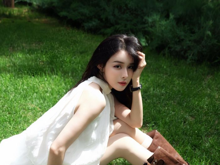 Thời điểm đó, Bích Hạnh nhanh chóng trở thành chủ đề quan tâm của nhiều người hâm mộ bóng đá. Không ít người sớm nhận ra cô là cái tên quen mặt trong lĩnh vực thể hình, từng được gọi là "hot girl giảm cân" nhờ màn lột xác ấn tượng. Bên cạnh đó, cô gái sinh năm 1993 còn gây ấn tượng nhờ sắc vóc gợi cảm, tài kinh doanh thành công trong lĩnh vực thẩm mỹ.