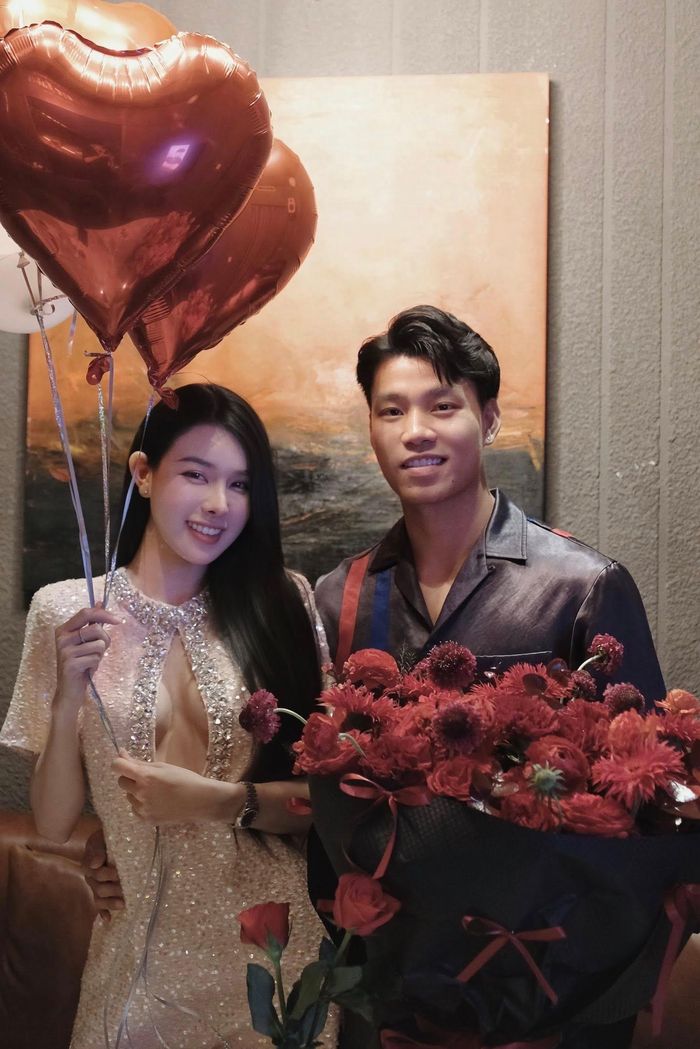 Với màn cầu hôn thành công, Văn Thanh cũng là một trong những cầu thủ "chốt đơn" khá nhanh, khi chỉ sau một năm công khai hẹn hò. Vào ngày 14/4/2025, anh lần đầu công khai bạn gái Bích Hạnh bằng loạt ảnh tình tứ trên trang cá nhân.