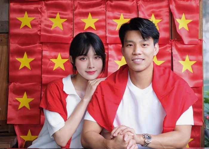 Với nhiều người theo dõi cặp cầu thủ - WAG, việc cả hai tiến tới hôn nhân sau 1 năm công khai không phải điều quá bất ngờ. Bởi thời gian qua, cả hai đã thoải mái xưng hô với nhau là "vợ", "chồng", để trạng thái "đã đính hôn" trên tài khoản mạng xã hội. Dịp Tết Nguyên đán vừa qua, Văn Thanh cũng dẫn bạn gái về đón Tết ở quê nhà Hải Dương (nay thuộc Hải Phòng). Chuyện tình của cặp đôi được hai bên gia đình ủng hộ.