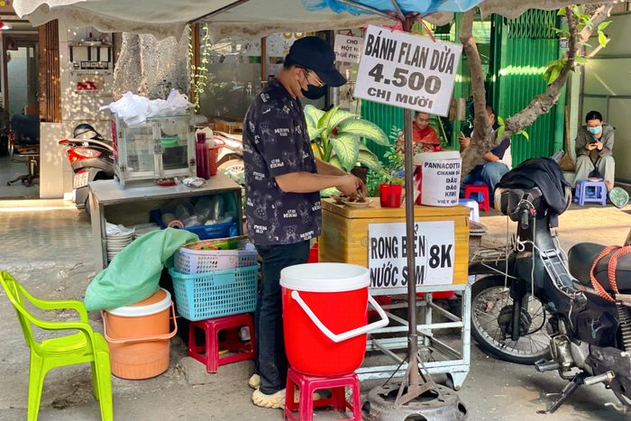  Buổi sáng và trưa, cháu trai sẽ phụ buôn bán. Bà chỉ bán từ 16h mỗi ngày. Ảnh: Trúc Hồ. 