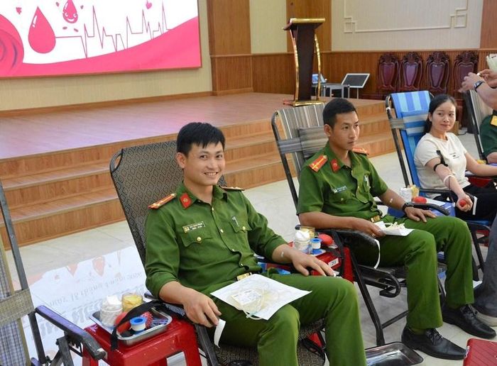 Với tinh thần trách nhiệm cao và nghĩa cử cao đẹp “vì người bệnh”, cán bộ, chiến sĩ trong đơn vị đã nhiệt tình hưởng ứng, xem việc hiến máu không chỉ là hành động nhân đạo mà còn là trách nhiệm, là mệnh lệnh từ trái tim