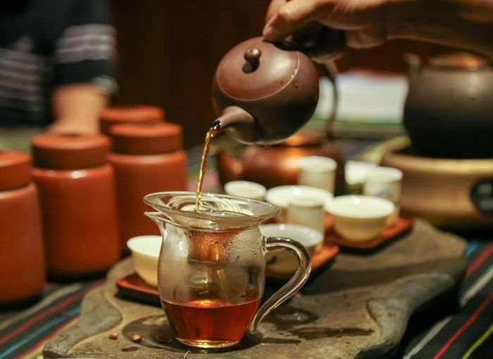 Trà Shan Tuyết hiện lên với màu đỏ hổ phách đặc trưng khi được rót ra tống. Đây là công đoạn người pha trà kiểm tra độ khô và hương thơm, chuẩn bị cho bước thưởng trà. Ảnh: Quỳnh Anh/ TTXVN phát
