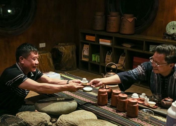 Trong không gian ấm cúng, những người bạn mời trà nhau thể hiện nét văn hóa giao tiếp cởi mở, chân thành và lòng hiếu khách đặc trưng của người dân Suối Giàng. Ảnh: Quỳnh Anh/ TTXVN phát