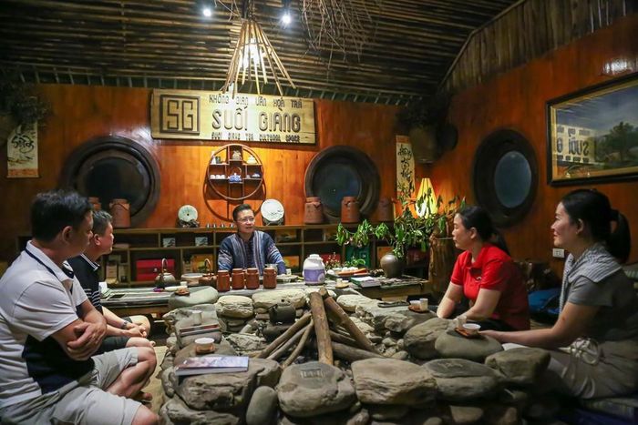 Tại "Không gian văn hóa trà Suối Giàng", người dân địa phương và du khách cùng nhau thưởng thức hương vị trà Shan Tuyết cổ thụ hàng trăm năm tuổi, đắm mình trong không gian văn hóa đậm đà bản sắc của người Mông. Ảnh: Quỳnh Anh/ TTXVN phát