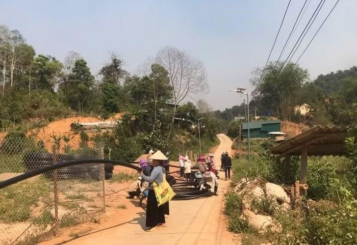 Mọi người cũng nỗ lực trong thực hiện công trình cấp nước tự chảy về bản.