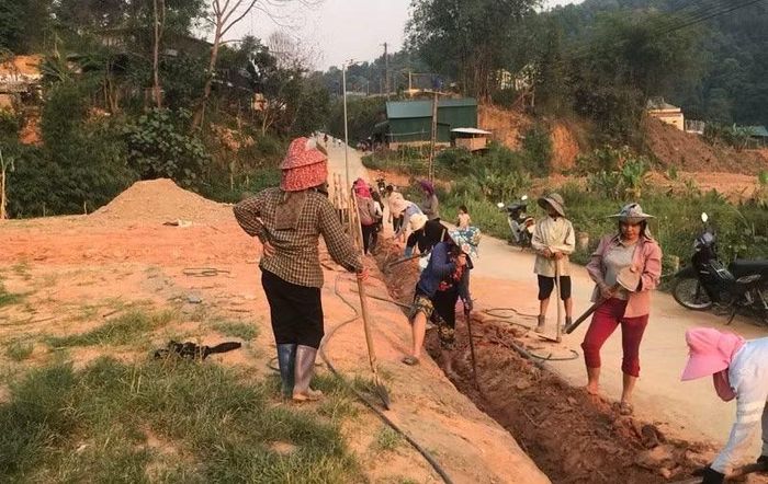 Mặc dù thời tiết nắng nóng, nhưng bà con các bản trong xã Chiềng Sinh vẫn không quản ngại, nỗ lực góp sức làm đường dẫn ống nước.