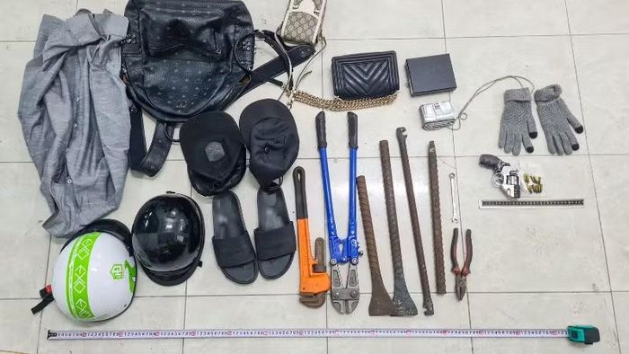 Nhiều tang vật Công an thu giữ từ 2 đối tượng trộm cắp.