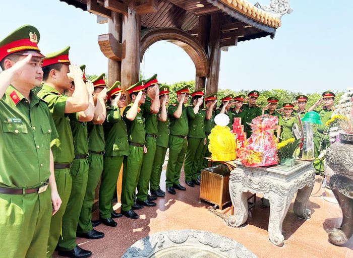 Lãnh đạo, chỉ huy và cán bộ chiến sĩ Phòng Cảnh sát QLHC về TTXH tổ chức Chương trình về nguồn dâng hương tại Đài tưởng niệm Thành cổ Quảng Trị.
