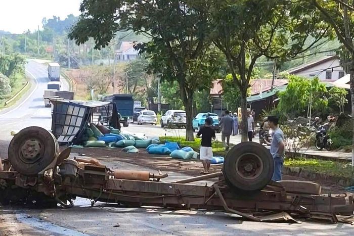 Cabin và thùng văng ra khỏi thân xe, biến dạng hoàn toàn.