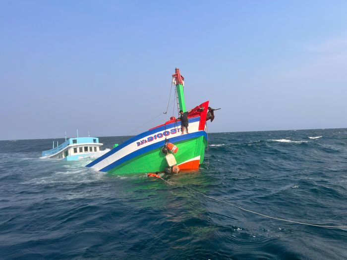 Tàu cá tàu ĐNa 91009-TS bị phá nước và chìm trên biển