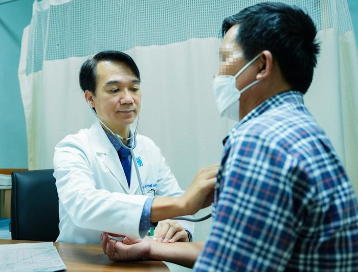 Bác sĩ Bệnh viện Đại học Y Dược TPHCM thăm khám hô hấp cho người bệnh