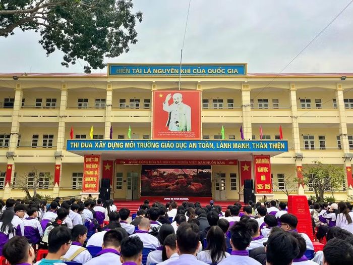 Trường THPT Uông Bí (phường Uông Bí) tăng cường giáo dục truyền thống qua phim tư liệu.